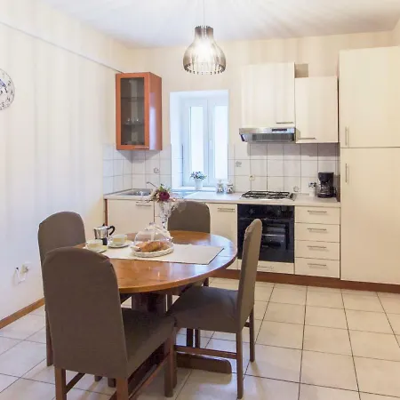 Maja Apartment *